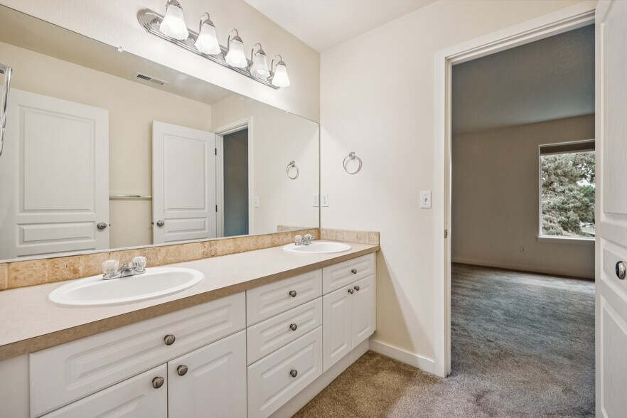 Building Photo - 325 NW 209th Ave