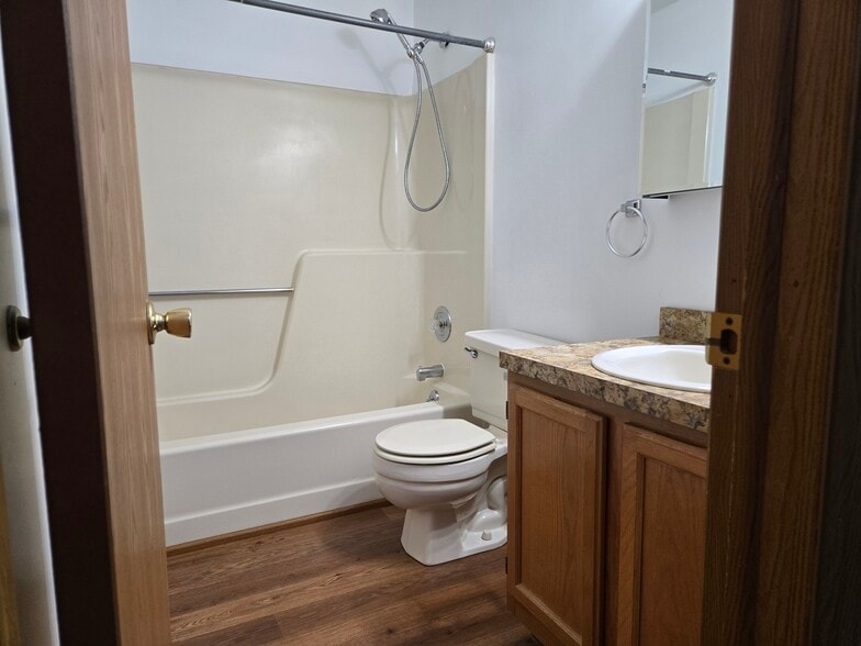 full bath - 25 4th Ave