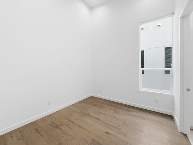 Building Photo - 4814 Manett St