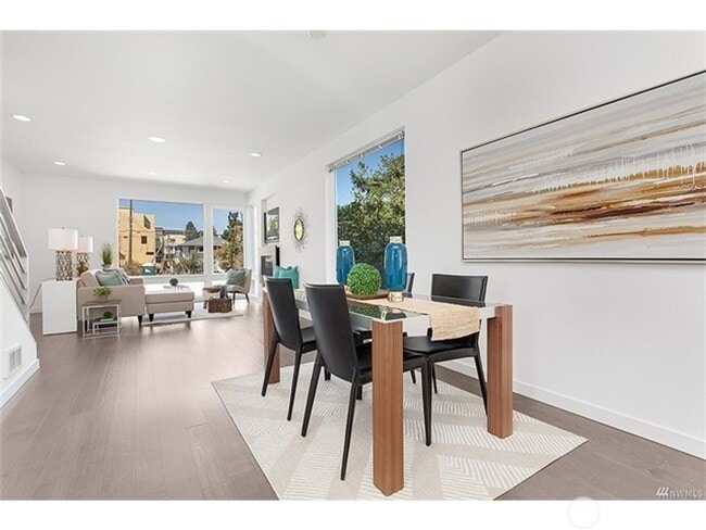 Building Photo - Newer Ballard 3 Bedroom Townhome - Attache...