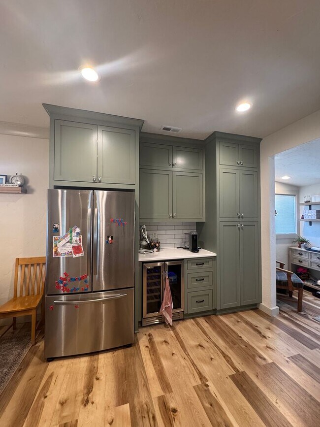 Building Photo - Updated 3 Bed/ 2 Bath Rental