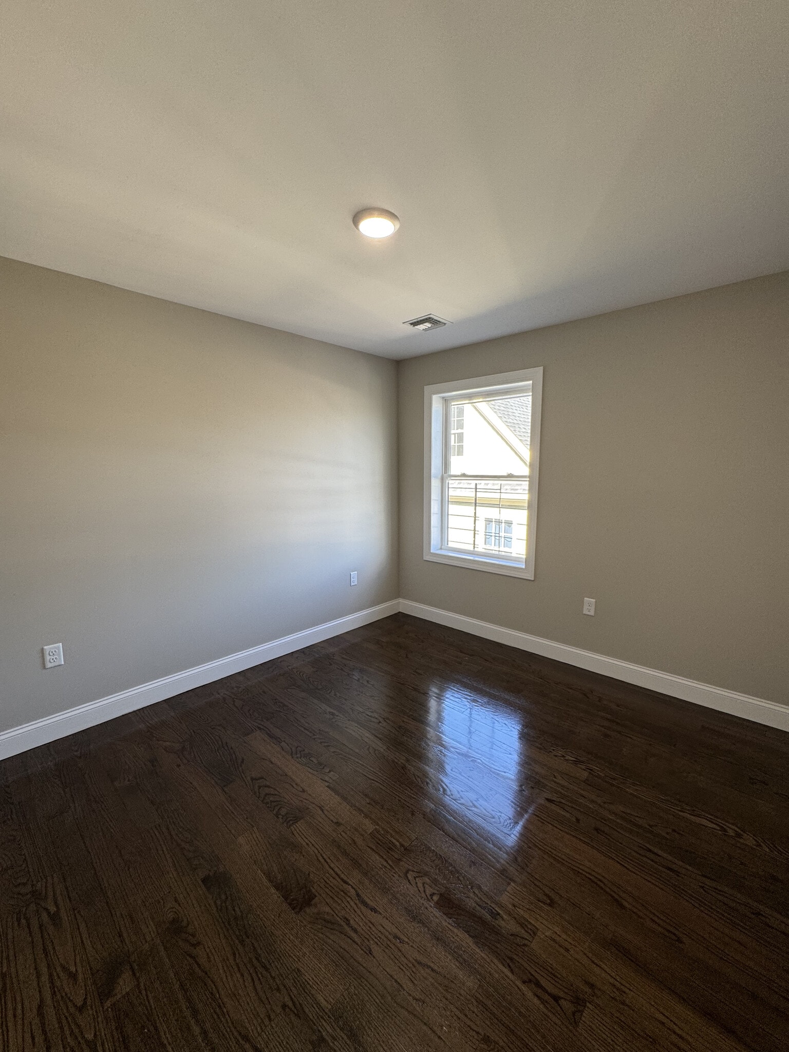 Building Photo - 515 Walnut St