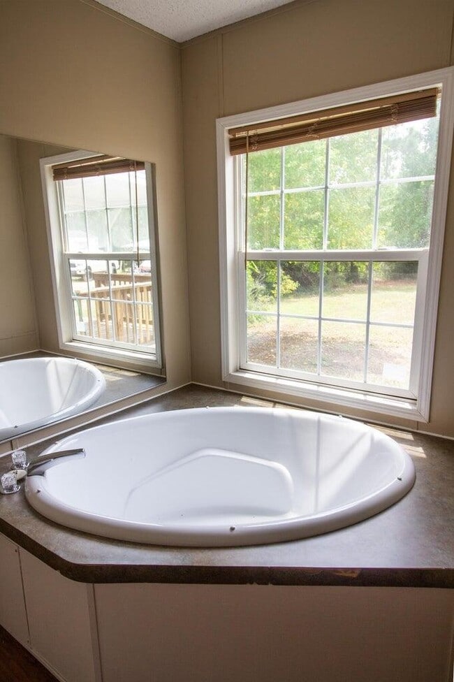 Building Photo - 9289 E River Dr