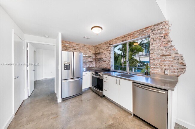 Building Photo - 7700 Collins Ave