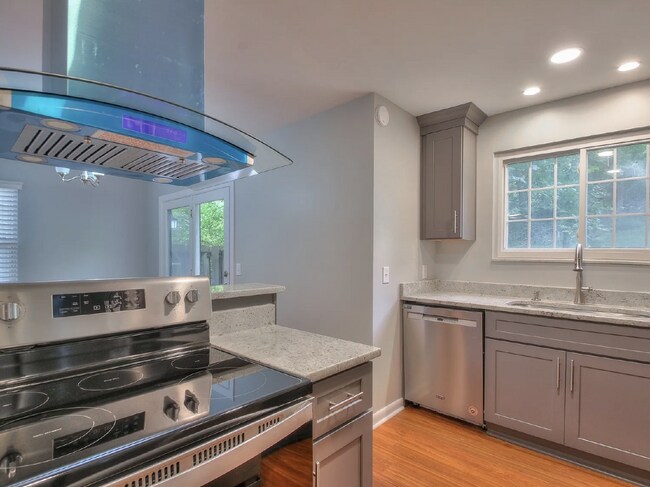 Building Photo - Newly Renovated 3-Bedroom in Hickory Valley Condos, Community Pool and Pet Friendly!
