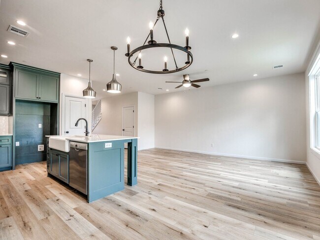 Building Photo - Luxury, Zero Maintenance Living in Edmond!