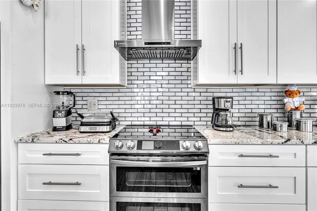 Building Photo - 8520 Vía Romana