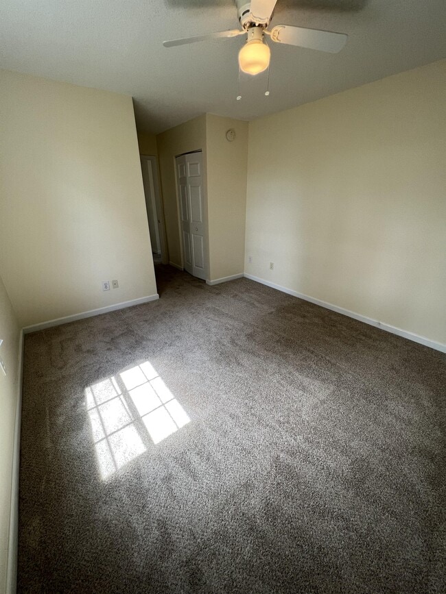 Building Photo - 221 Fox Grove Cir