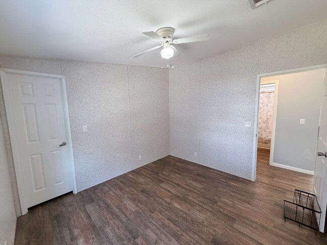 Building Photo - "Serene 3-Bed, 2-Bath Home in Auburndale - 1152 Sq Ft of Comfort on Hickory Rd!"