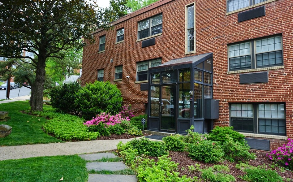 Primary Photo - Arlington Courthouse Apartments