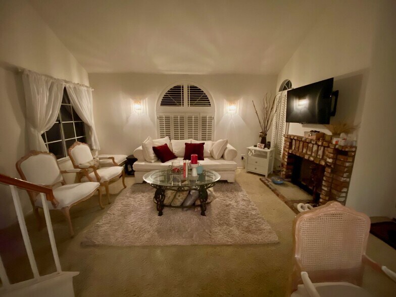 Building Photo - 124 Alicante Aisle