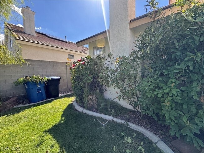 Building Photo - 2053 Smoketree Village Cir