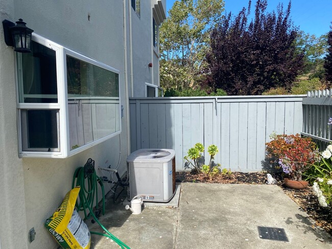 Building Photo - Gorgeous 3 bedroom 2.5 bath 2 story Townho...