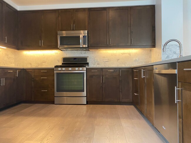Building Photo - Updated One Bedroom Condo at The Peloton. ...