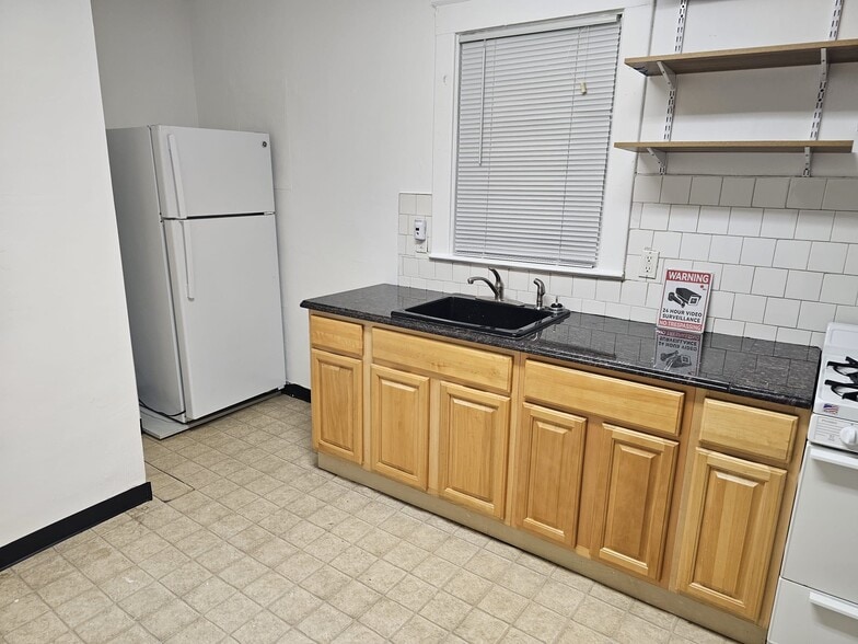 Building Photo - 176 Dubois Ave