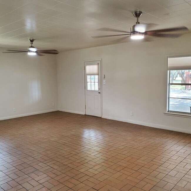 Building Photo - 115 Encino Grande St