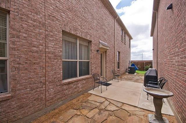 Building Photo - 859 Llano Dr