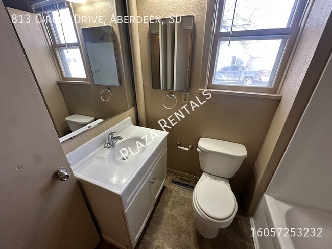 Building Photo - 201 N Washington St