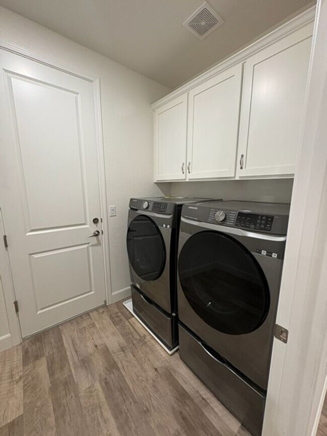 Building Photo - Spacious Four Bedroom off the Golf Course in Fernley