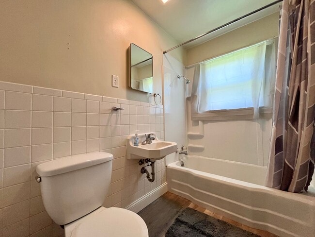 Building Photo - 2 Bed 1 Bath House with Garage