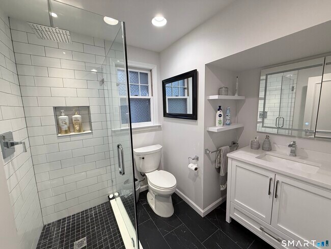 Building Photo - 14 Club Dr