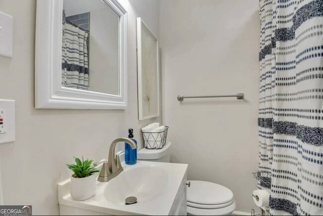 Building Photo - 50 Oak St