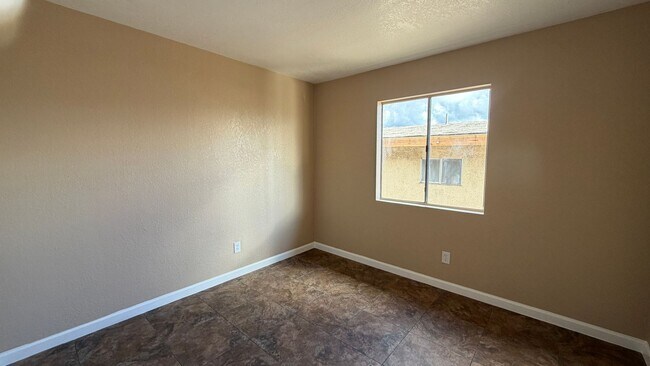 Building Photo - Three Bedroom Two Bathroom Apartment in San Bernardino!