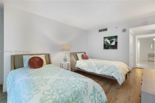 Building Photo - 2101 Brickell Ave