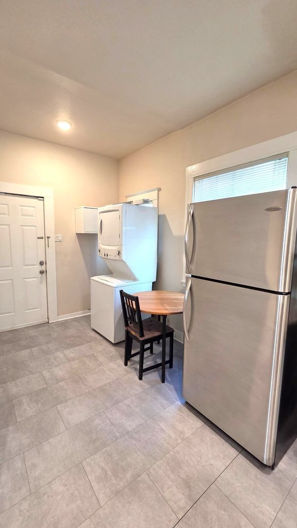 Building Photo - 1522