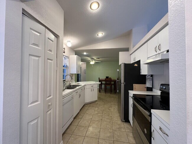 Building Photo - You'll love this charming 3/2/2 home in th...