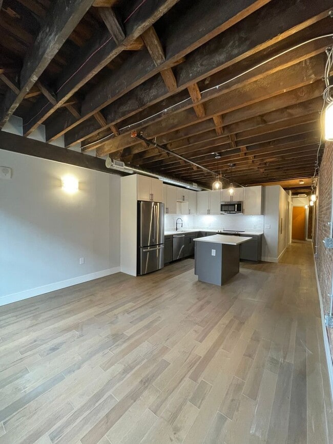 Building Photo - 1 Bedroom 1 Bath Apartment - Downtown Utic...