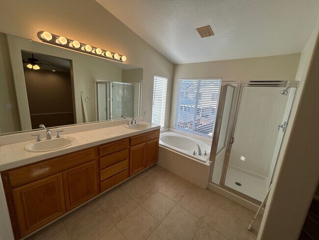 Building Photo - Spacious 4 Bed 3 Bath Home in Garin Community