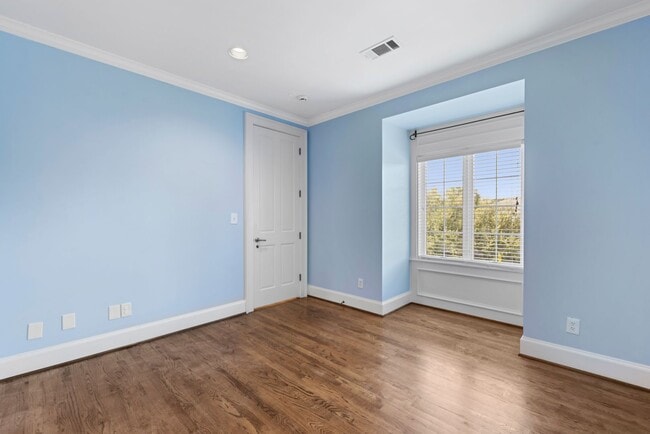 Building Photo - Elegant Living Minutes from the Medical Ce...