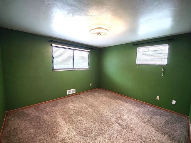 Building Photo - *Updated & Charming 2BD/2BA Single Family ...