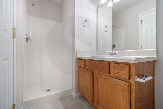 Building Photo - Spacious 3BR/2.5BA End-Unit Townhome!