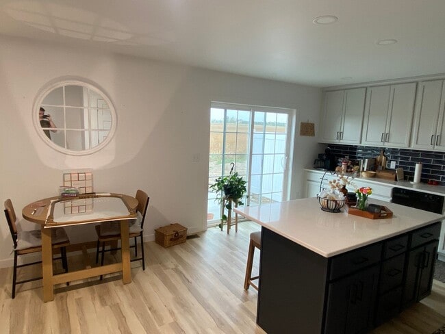 Building Photo - Beautiful 3 bed 2.5 bath Townhome