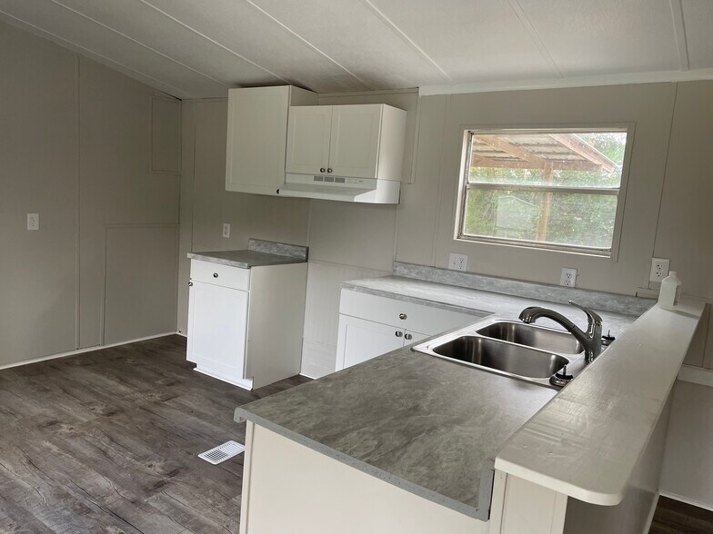 Building Photo - 176 Circle Dr