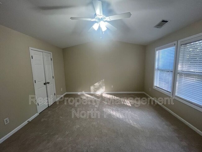 Building Photo - 2031 Lakeshore Overlook Dr