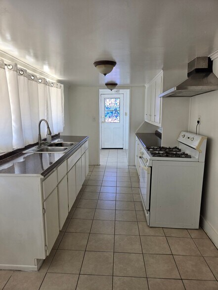 Building Photo - 1308 W Fern Dr