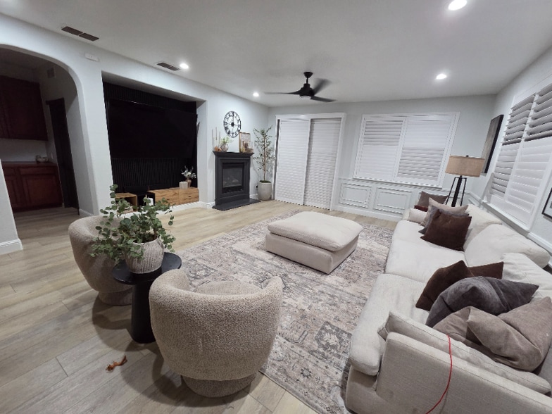 Building Photo - 11 Sola Ct