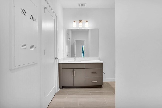 Building Photo - STUNNING MIDTOWN 1BED 1BATH