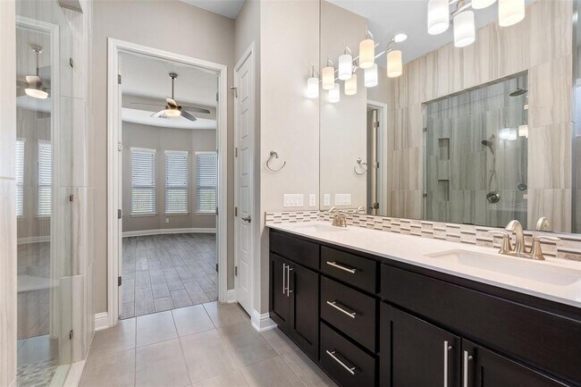 Building Photo - 5004 Mandevilla Dr