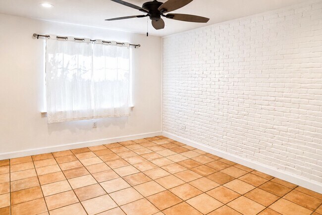 Building Photo - 2744 Briarhurst Dr
