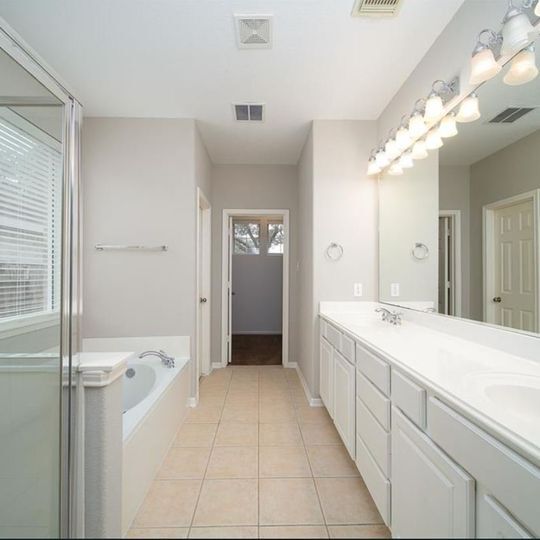 Master bath - 2647 Katie Harbor Dr