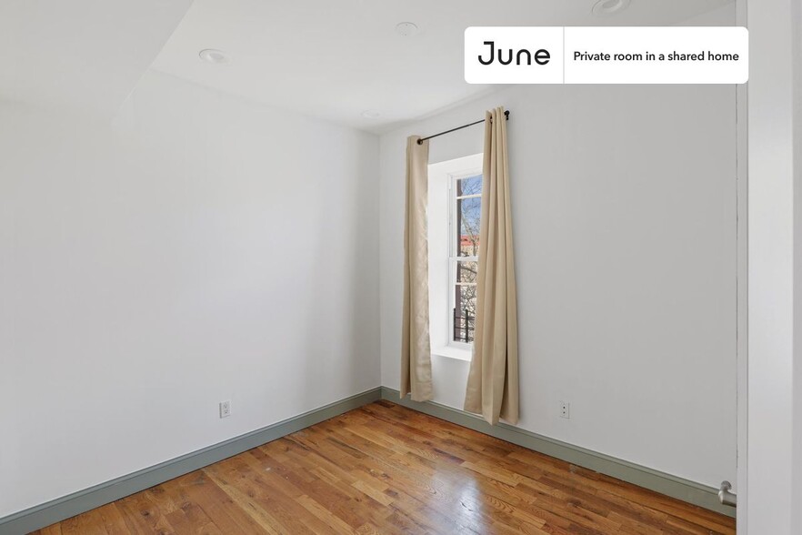 Building Photo - Private bedroom in 4 bed/2 bath Home