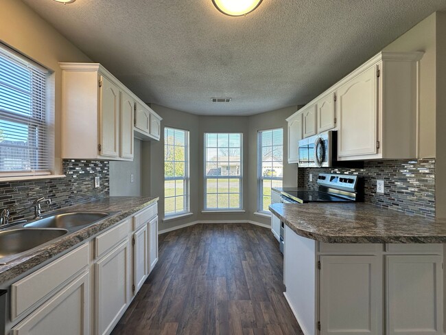 Building Photo - Beautifully Remodeled 3 Bed/2 Bath/2-Car G...