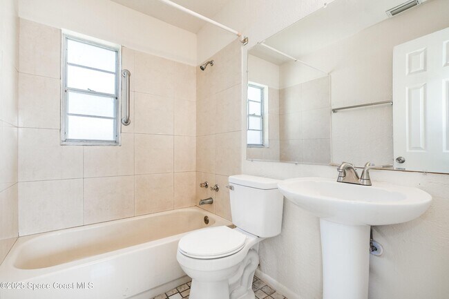 Building Photo - 557 Cox St