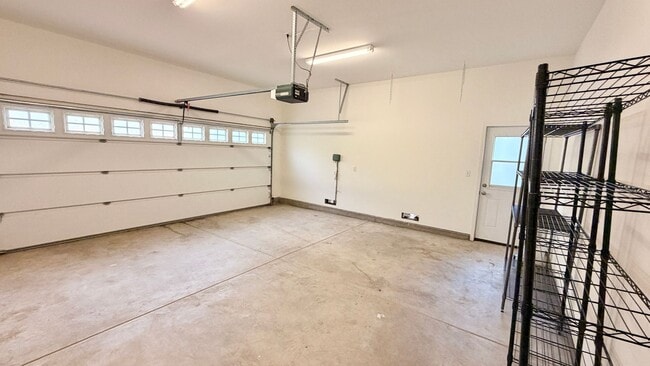 Building Photo - Desirable Mountain View 4 Bed + 3.5 Bath + Office Home. Close to Downtown Mountain View. Great Lo...