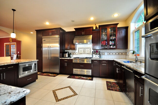 Building Photo - 3 Maplecrest Ln