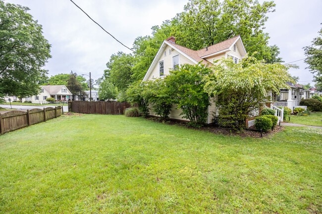 Building Photo - Quaint 2 Bedroom 1 Bath Home in Forest Hil...